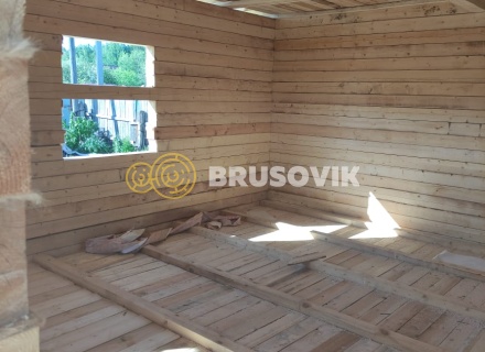 Дом 6х8 м с ломаной крышей из обрезного бруса 150х150 мм по индивидуальному проекту в СНТ Резинотехника-3, г. Ярославль