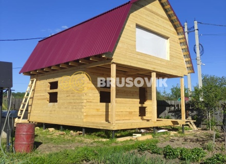 Дом 6х8 м с ломаной крышей из обрезного бруса 150х150 мм по индивидуальному проекту в СНТ Резинотехника-3, г. Ярославль