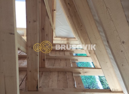 Дом 6х8 м с ломаной крышей из обрезного бруса 150х150 мм по индивидуальному проекту в СНТ Резинотехника-3, г. Ярославль