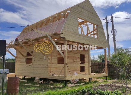 Дом 6х8 м с ломаной крышей из обрезного бруса 150х150 мм по индивидуальному проекту в СНТ Резинотехника-3, г. Ярославль