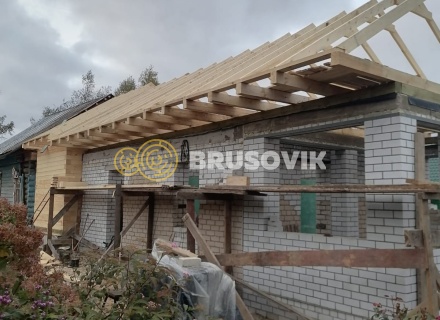 Пристройка 6х3м из сухого профилированного бруса 145х145мм и возведение крыши на кирпичном здании в д. Селифонтово, Ярославская область